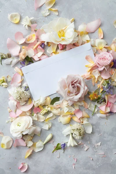 Blumen schmücken weißes leeres Papier — Stockfoto