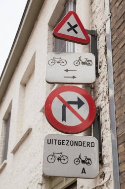 Farklı yol işaretleri