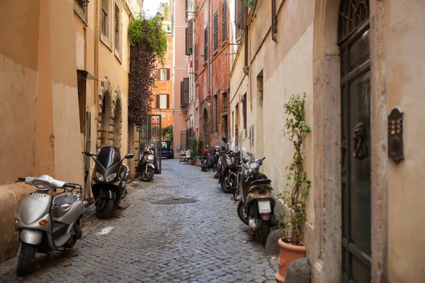 Motorbikes on narrow street in Rome — Stock Photo, Image