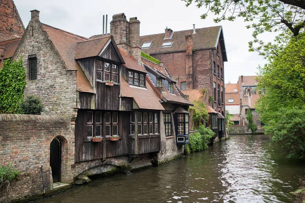 Casas ao longo do canal em Bruges — Fotografia de Stock