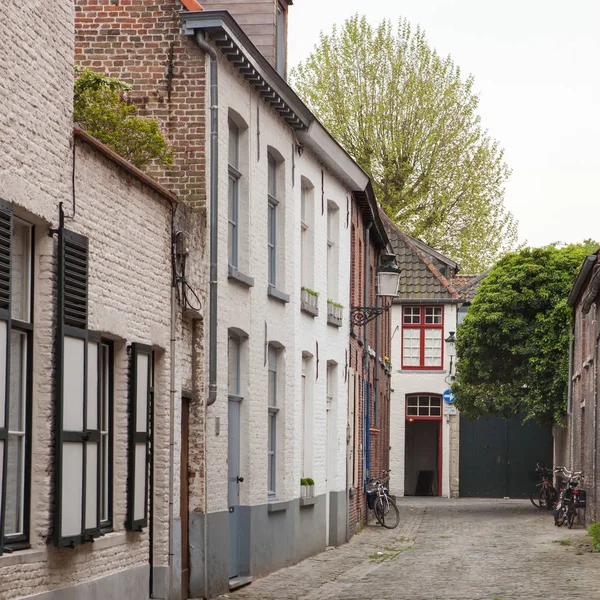 Alte straße in brügge — Stockfoto