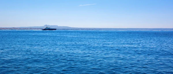Яхта, що пливе на синьому морі — стокове фото
