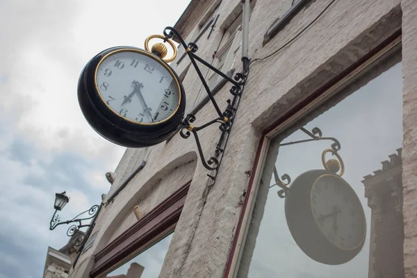 Uhr auf antike Hausfassade — Stockfoto