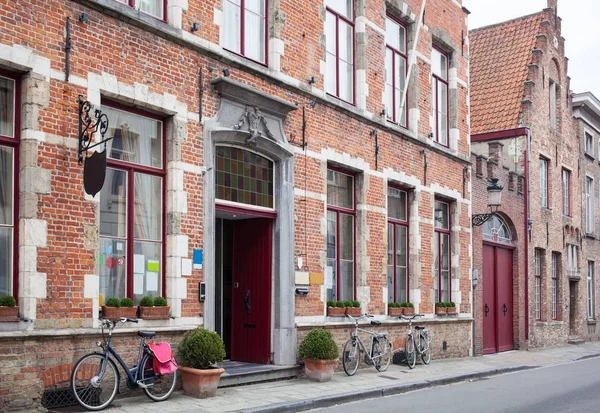 Biciclette vicino al muro di mattoni a Bruges — Foto Stock