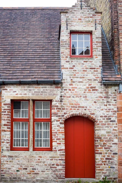 Rode deur van oude huis — Stockfoto