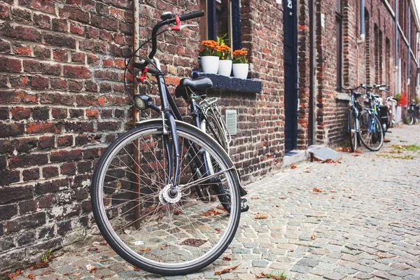 Fahrrad in der Nähe von Ziegelmauer in Brügge — Stockfoto