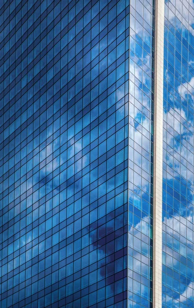 曇り空 ビジネス都市建築 都市の背景に対してガラス張りのモダンな高層ビル — ストック写真