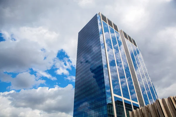Arranha-céu de vidro moderno — Fotografia de Stock