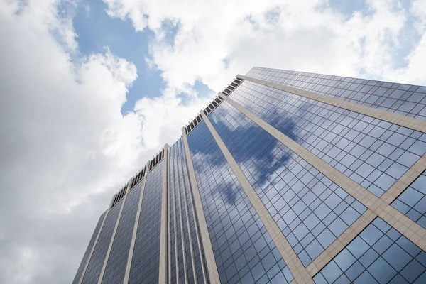 Modern skyskrapa av glas — Stockfoto