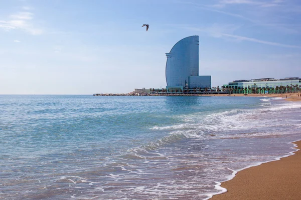 Playa Barceloneta y Hotel Vela — Foto de Stock