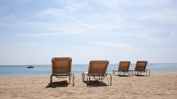 Chaise longues en la playa de arena —  Fotos de Stock
