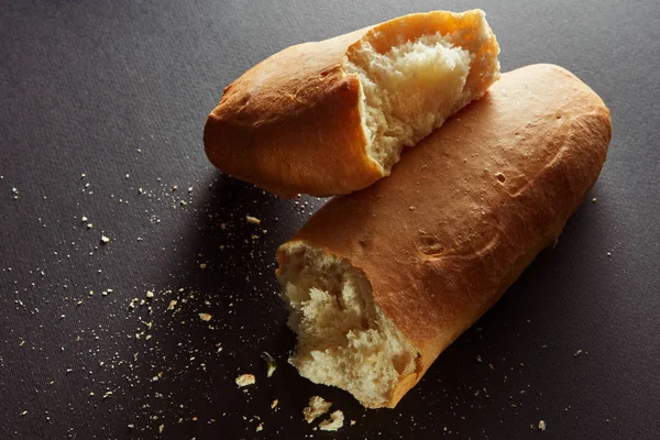 Petit pain coupé en deux — Photo