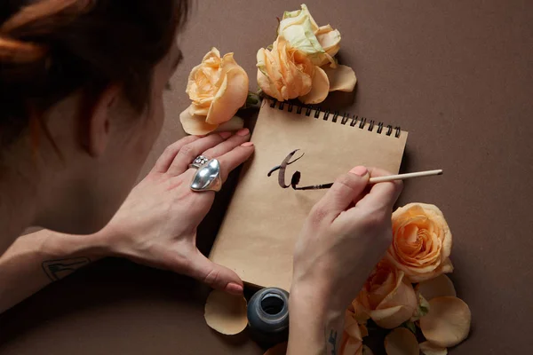 Mürekkep ile aşk sözcüğü yazmaya kadın — Stok fotoğraf