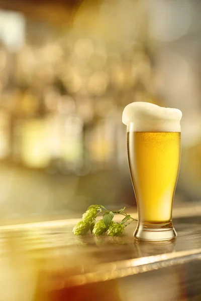 泡で冷たいビール — ストック写真