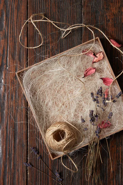 Pétalos secos de flores y ramas de lavanda — Foto de Stock