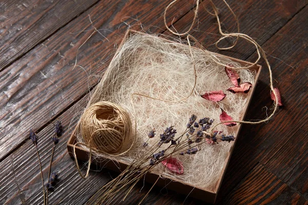 Pétalos secos de flores y ramas de lavanda — Foto de Stock