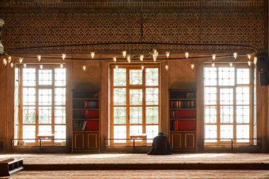 Süleymaniye Camii içinde dua adam