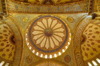 Istanbul, Türkiye - 9 Eylül 2017: Istanbul, Türkiye'de Sultanahmet Camii kubbe üzerinden iç görünüm