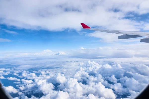 Flügel Des Flugzeugs Und Wolkenverhangenes Himmelsfenster Durch Das Flugzeugfenster — Stockfoto