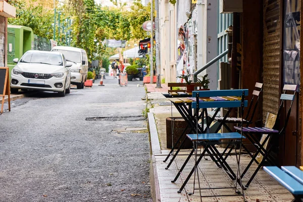 Estrecha Calle Ciudad Estambul Con Terraza Cafetería Coches Aparcados Turquía — Foto de Stock