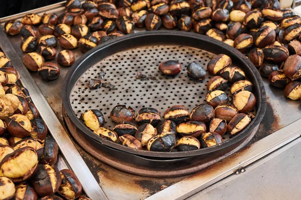 Streetfood Geröstete Kastanien Auf Perforierter Kastanienpfanne — Stockfoto