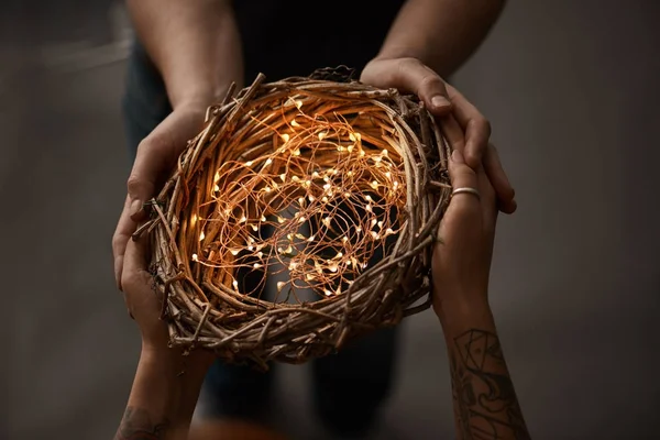 Twee Vrouwen Houden Krans Van Takken Met Elektrische Garland Kerstdecoratie — Stockfoto