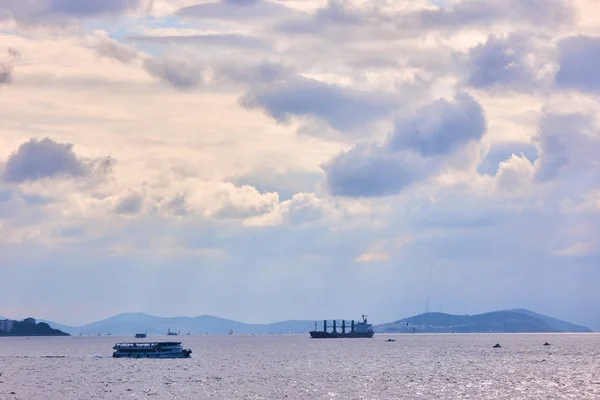 Πανοραμική Θέα Της Θάλασσας Διερχόμενα Πλοία Όμορφο Ουρανό Σύννεφα — Φωτογραφία Αρχείου