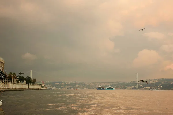 Abendblick Auf Ortakoy Pier Meereswellen Und Himmel Mit Fliegenden Möwen — Stockfoto