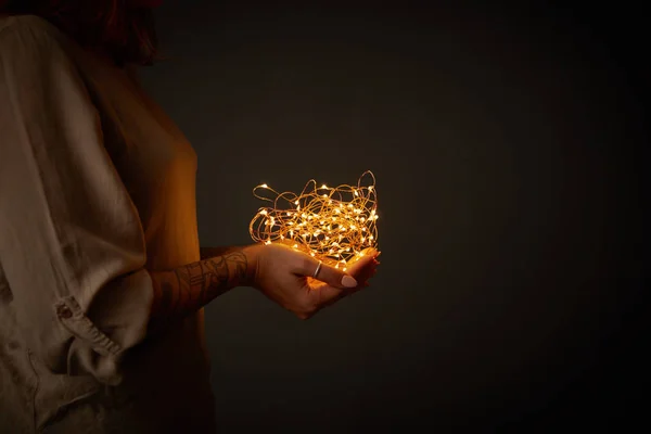 Mulher Segurando Guirlanda Elétrica Luzes Natal Fundo Escuro — Fotografia de Stock