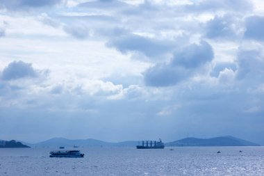 panoramik deniz geçen gemi, güzel gökyüzü bulutlu