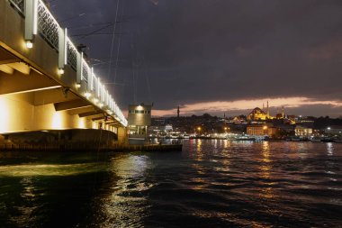 Balıkçılar ve Istanbul, Türkiye'de gece balıkçılık çubuklar ile köprü panoramik manzaralı 