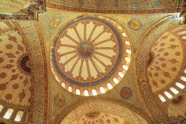 Istanbul, Türkiye - 9 Eylül 2017: Istanbul, Türkiye'de Sultanahmet Camii kubbe üzerinden iç görünüm