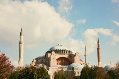 Istanbul, Türkiye'de bulutlu gökyüzü karşı Ayasofya Camii'nin dış