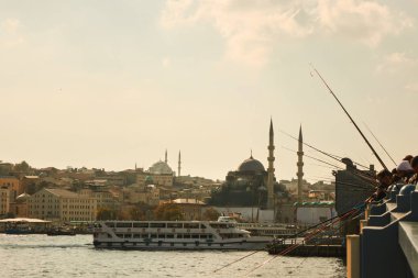 Balıkçılar ve Istanbul, Türkiye'de balıkçılık çubuklar ile köprü görünümü 