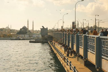 Balıkçılar ve Istanbul, Türkiye'de balıkçılık çubuklar ile köprü görünümü 