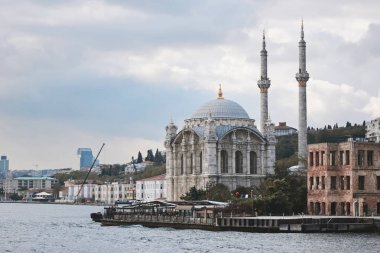 Boğaz'ın su yolu ve güzel Ortaköy Camii, Istanbul, Türkiye