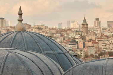 Cami kubbe ve şehir, Galata Kulesi ve tarihi binaları, Istanbul, Türkiye'nin görünümünü closeup