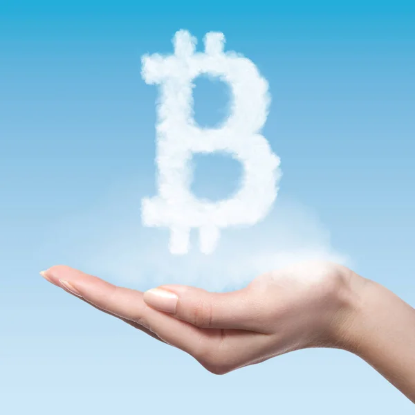 Жіночого Холдингу Bitcoin Символ Ручної Білі Хмари Блакитному Тлі Віртуальні — стокове фото