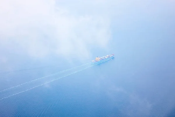 Повітряний Вид Туманне Море Проходження Вантажного Корабля — стокове фото