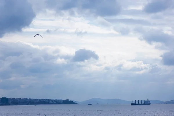 Panoramik Deniz Geçen Gemi Güzel Gökyüzü Bulutlu — Stok fotoğraf