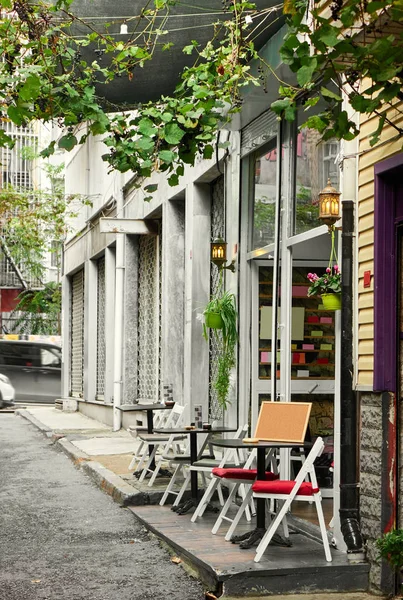 Calle Estrecha Ciudad Estambul Con Terraza Cafetería Turquía —  Fotos de Stock