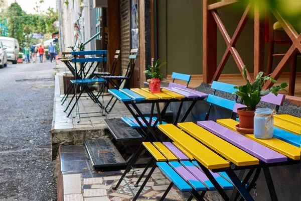 在伊斯坦布尔的城市狭窄的街道 露台咖啡馆与明亮的桌 土耳其 — 图库照片