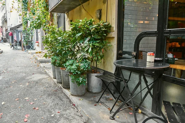Strada Stretta Nella Città Istanbul Con Terrazza Caffè Turchia — Foto Stock