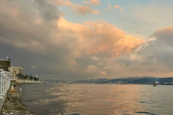 Abend Blick Auf Ortakoy Pier Meer Wellen Und Sonnenuntergang Himmel — Stockfoto