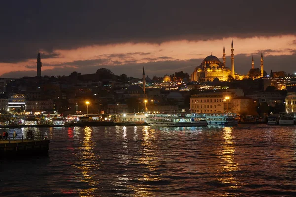 Istanbul Deniz Günbatımı Gökyüzü Şehir Işıkları Akşam Güzel Görünümünü — Stok fotoğraf