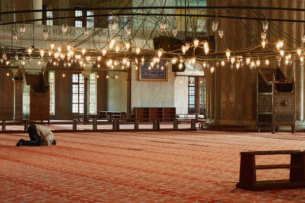 Hombre Musulmán Turco Rezando Mezquita Sultanahmet Mezquita Azul Estambul Turquía — Foto de Stock