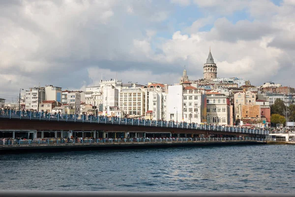 Beyoglu 区历史建筑 加拉塔桥和加拉塔塔中世纪地标在伊斯坦布尔 土耳其 — 图库照片