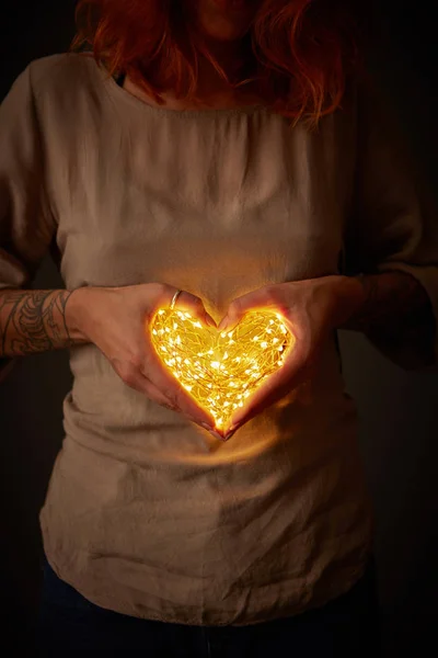 Manos Femeninas Sosteniendo Guirnalda Eléctrica Forma Corazón Luces Navidad Sobre — Foto de Stock