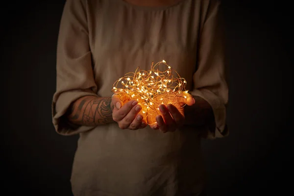 Mujer Sosteniendo Guirnalda Eléctrica Luces Navidad Sobre Fondo Oscuro —  Fotos de Stock