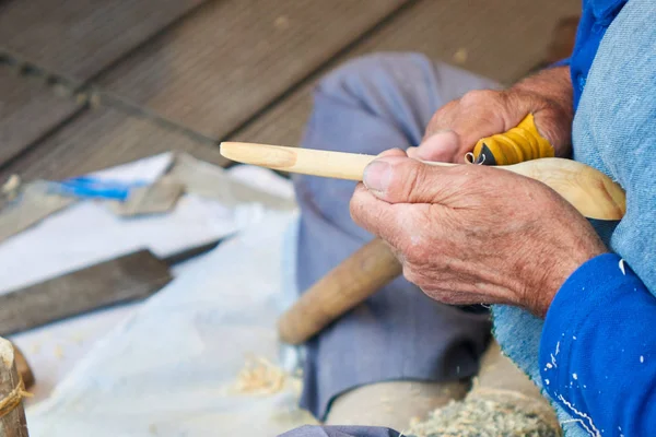 Hombre Viejo Tallando Cuchara Madera Estambul Turquía Imagen De Stock